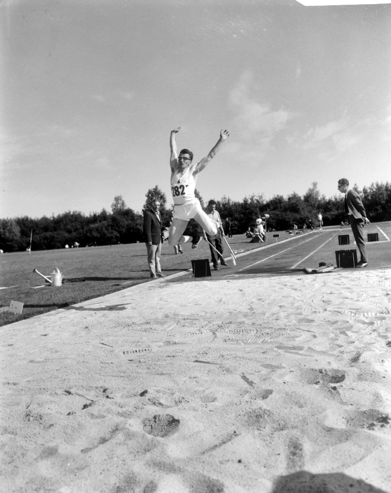 Nederlandse atletiekkampioenschappen in Groningen, J. Kant in actie verspringen, Bestanddeelnr 918-0769