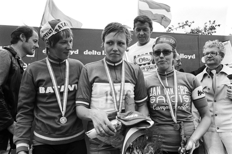 Nederlands kampioenschap wielrennen vrouwen in Simpelveld, huldiging Keetie van…, Bestanddeelnr 928-6526