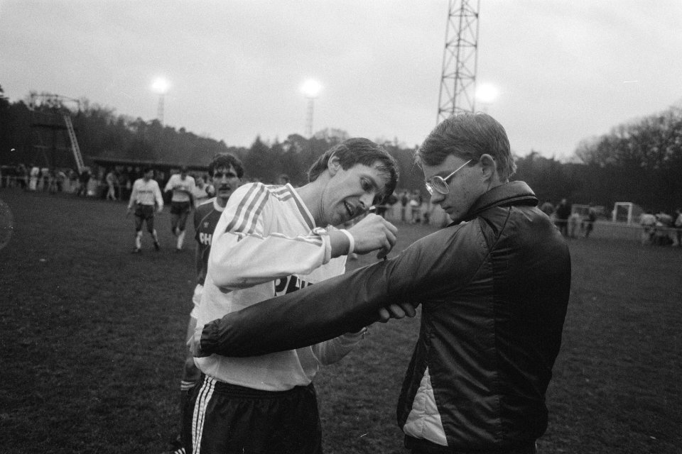 Nederlands elftal oefent in Zeist voor wedstrijd tegen Cyprus, Arnold Mühren gee, Bestanddeelnr 933-8445