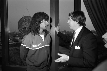 Nederlands elftal in Noordwijk Ruud Gullit ontmoet toevallig minister Nijpels, Bestanddeelnr 934-1138