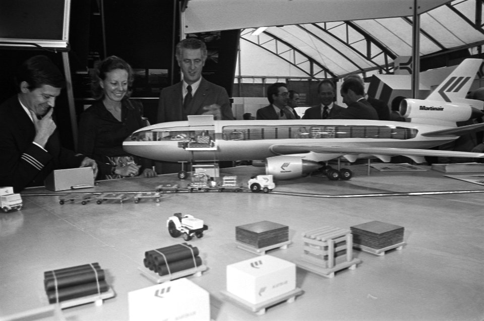 Neelie Smit-Kroes bekijkt met Martinair-directeur Schröder het model van een Mar, Bestanddeelnr 931-0513