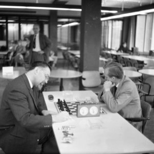 Nederlands kampioenschap schaken schaakkampioen van Nederland Lodewijk Prins (l, Bestanddeelnr 918-5243