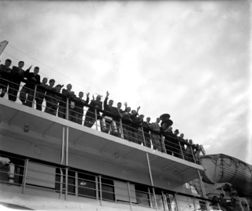 Nederlands Elftal naar Engeland. Spelers zwaaien vanaf het schip, Bestanddeelnr 934-5218