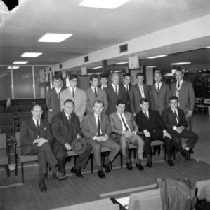 Nederlands elftal naar Kopenhagen, v.l.n.r. zittend E. Schartz , Fons van Wissen, Bestanddeelnr 914-3417