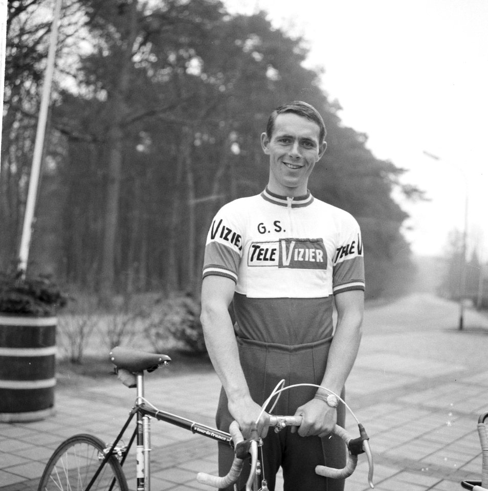 Nederlandse wielerploeg aan Tour de France 1964 gepresenteerd, Jan Hugens met fi, Bestanddeelnr 916-2231