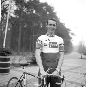 Nederlandse wielerploeg aan Tour de France 1964 gepresenteerd, Jan Hugens met fi, Bestanddeelnr 916-2231
