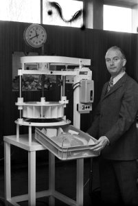 Nederlandse Zuivelbeurs bestaat 50 jaar, kaas-snijmachine, Bestanddeelnr 926-2897