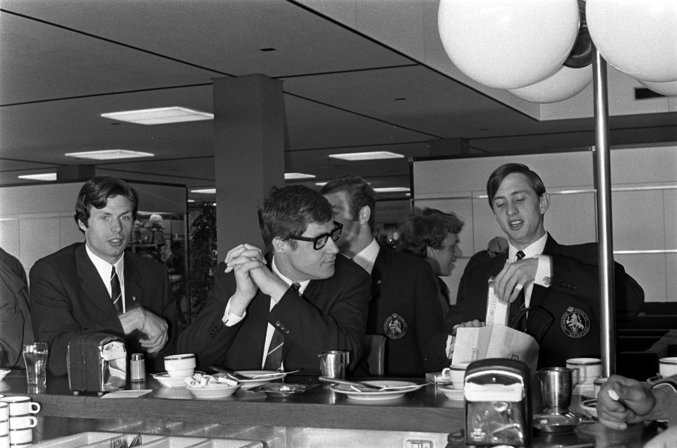 Nederlands elftal naar Polen op Schiphol. Suurbier, Israel, en Cruijff eten wat, Bestanddeelnr 921-3065