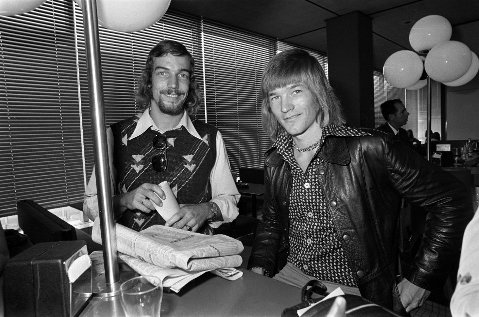Nederlands elftal naar Zweden vertrokken Rene Notten ( en Jan Peters (r), Bestanddeelnr 927-4255