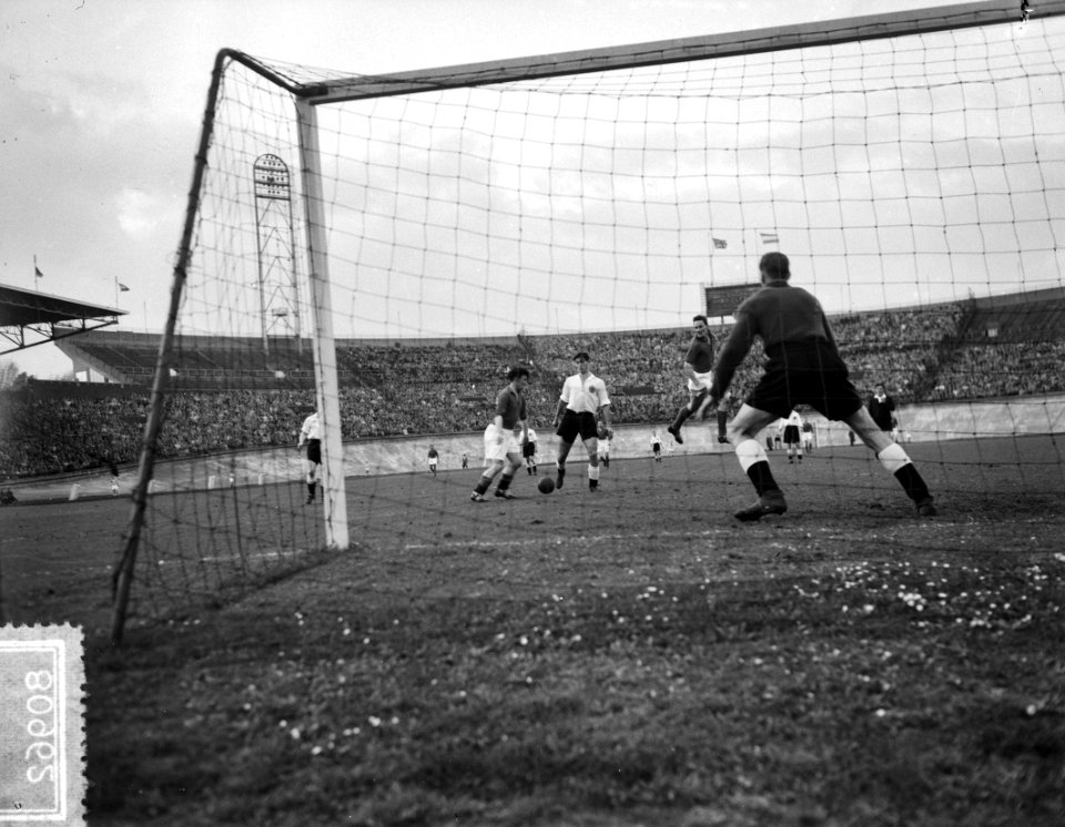 Nederlands elftal tegen Londen Combinatie Olympisch Stadion Amsterdam. Van links, Bestanddeelnr 908-0962