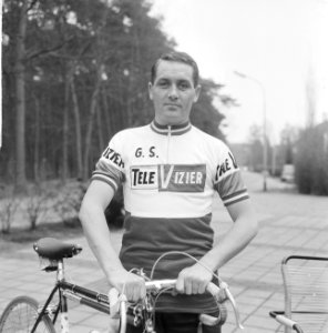 Nederlandse wielerploeg aan Tour de France 1964 gepresenteerd, Piet Hamen met fi, Bestanddeelnr 916-2233