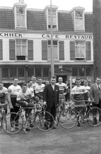 Nederlandse wielerploeg aan Tour de France 1964 gepresenteerd, hele ploeg, Bestanddeelnr 916-2223 photo