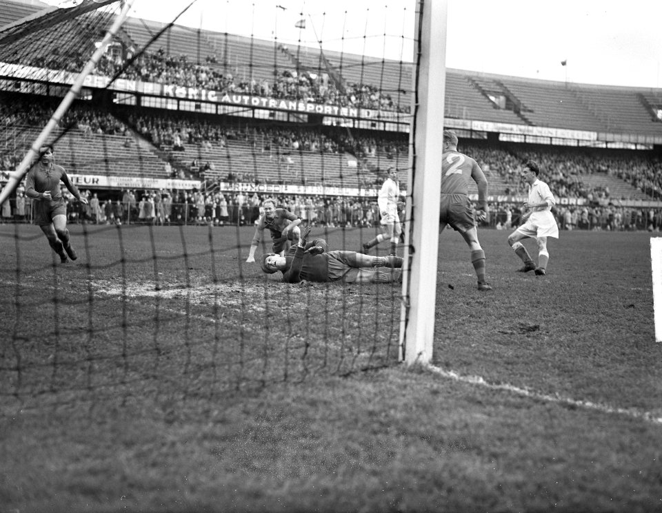 Nederlands elftal tegen Halsingborg 2-0. Eerste doelpunt van Melis, Bestanddeelnr 904-3161