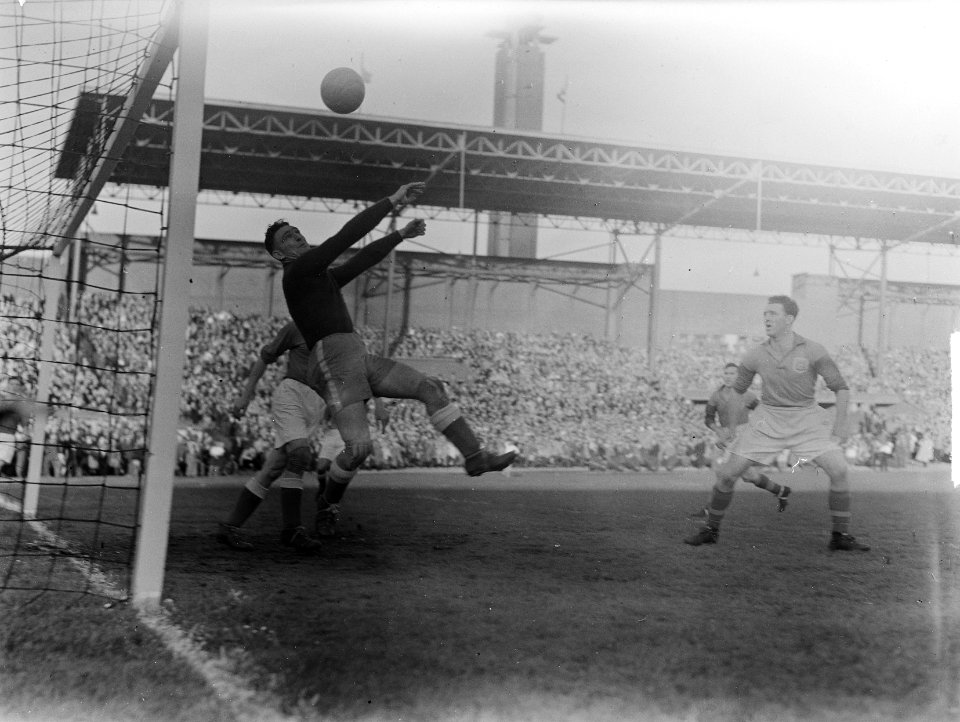 Nederlands Elftal tegen Leeds United 1-0. Doelman Piet Kraak in actie, Bestanddeelnr 903-9530