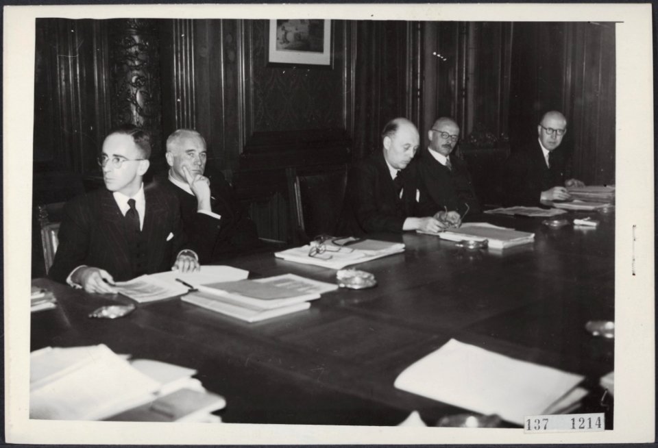 Nederlands kabinet in vergadering bijeen met de Commissie Generaal. Vlnr. P. San, Bestanddeelnr 137-1214