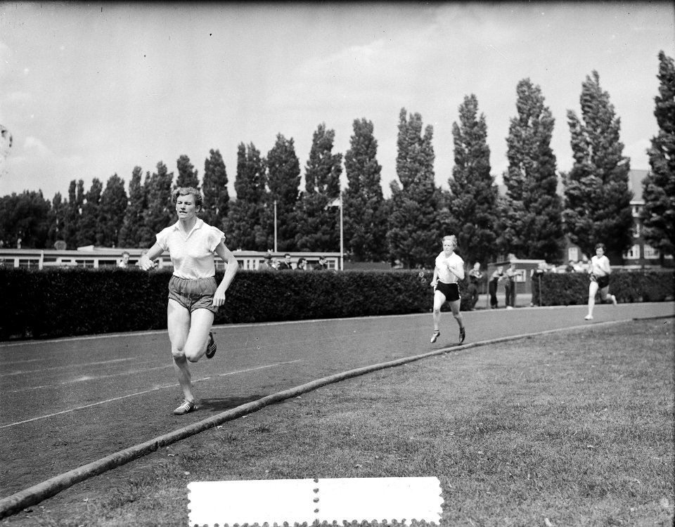 Nederlands Jeugdkampioenschappen Athletiek op Sintelbaan Amsterdam. Gre de Jong , Bestanddeelnr 934-5511