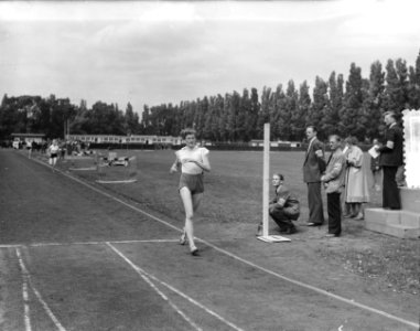 Nederlands Jeugdkampioenschappen Athletiek. Gre de Jong gaat door de finish (Sag, Bestanddeelnr 905-8326