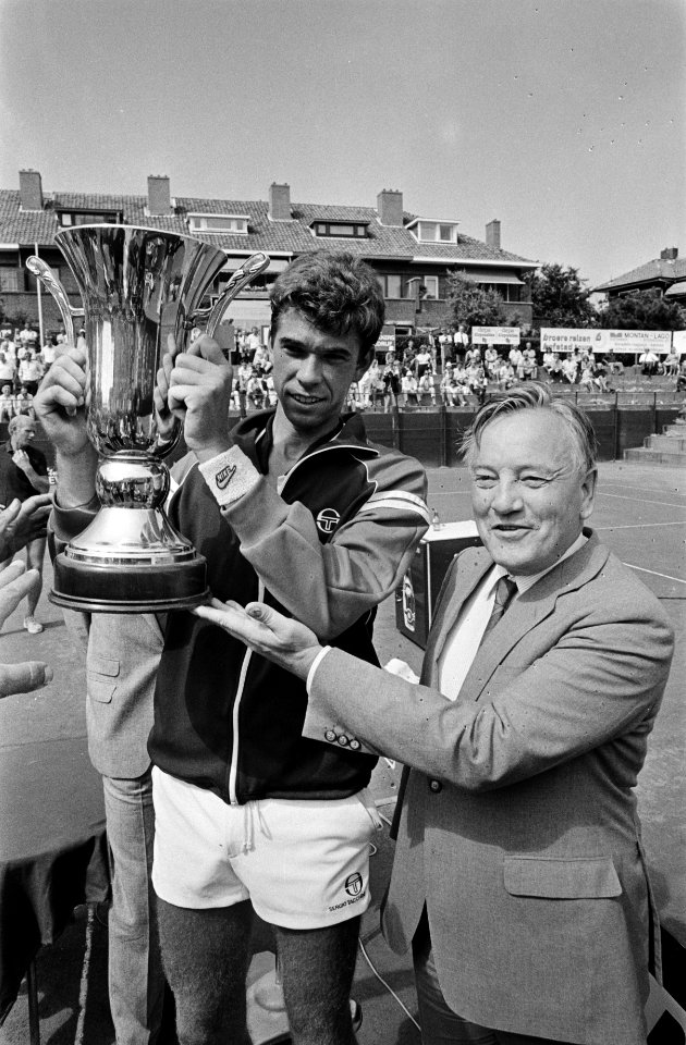 Nederlands kampioen Michiel Schapers met beker, rechts staatssecretaris Van der , Bestanddeelnr 932-6656