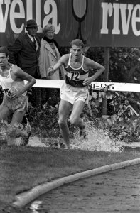 Nederlands kampioen 3000 meter steeplechase,Willy Willems, na zijn sprong in de , Bestanddeelnr 921-6411