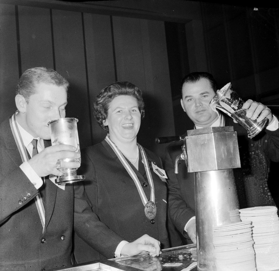 Nederlands Kampioenschap Biertappen op Horecava in de RAI v.l.n.r. Dick van Stra, Bestanddeelnr 918-6433