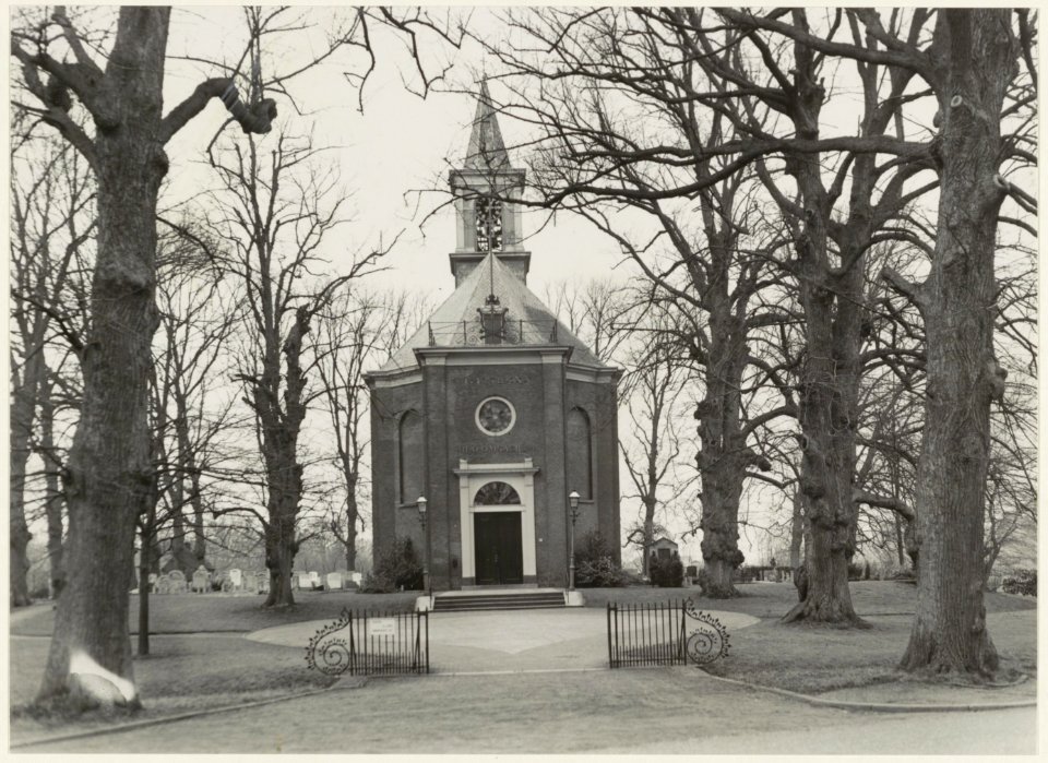 Nederlands Hervormde kerk. Oostzijde, aan de Binnenweg, ziende naar het noordwesten. NL-HlmNHA 54010752
