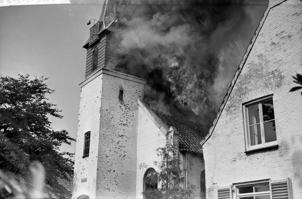 Nederlands Hervormde Kerk in Erica (Drenthe) door brand verwoest, Bestanddeelnr 918-0877
