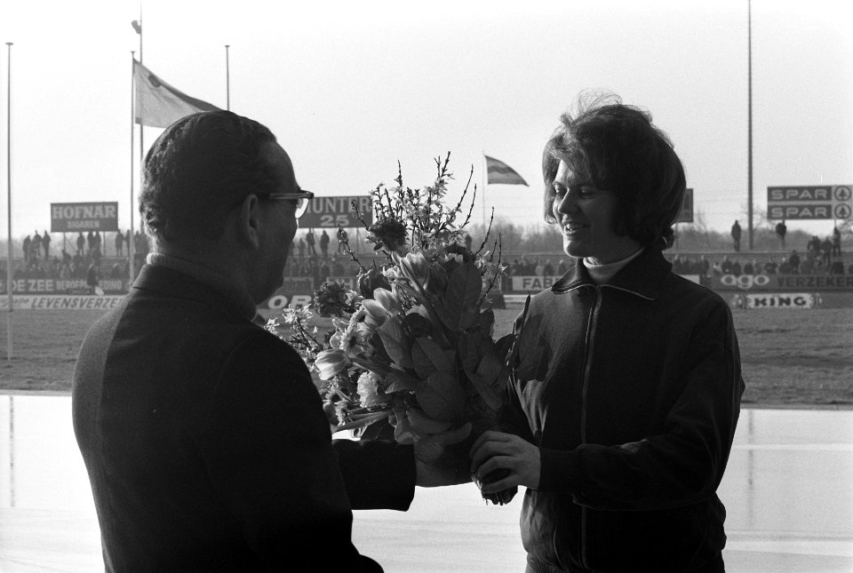 Nederlands kampioenschap schaatsen dames, Stien Baas Kaiser met bloemen, Bestanddeelnr 926-1538