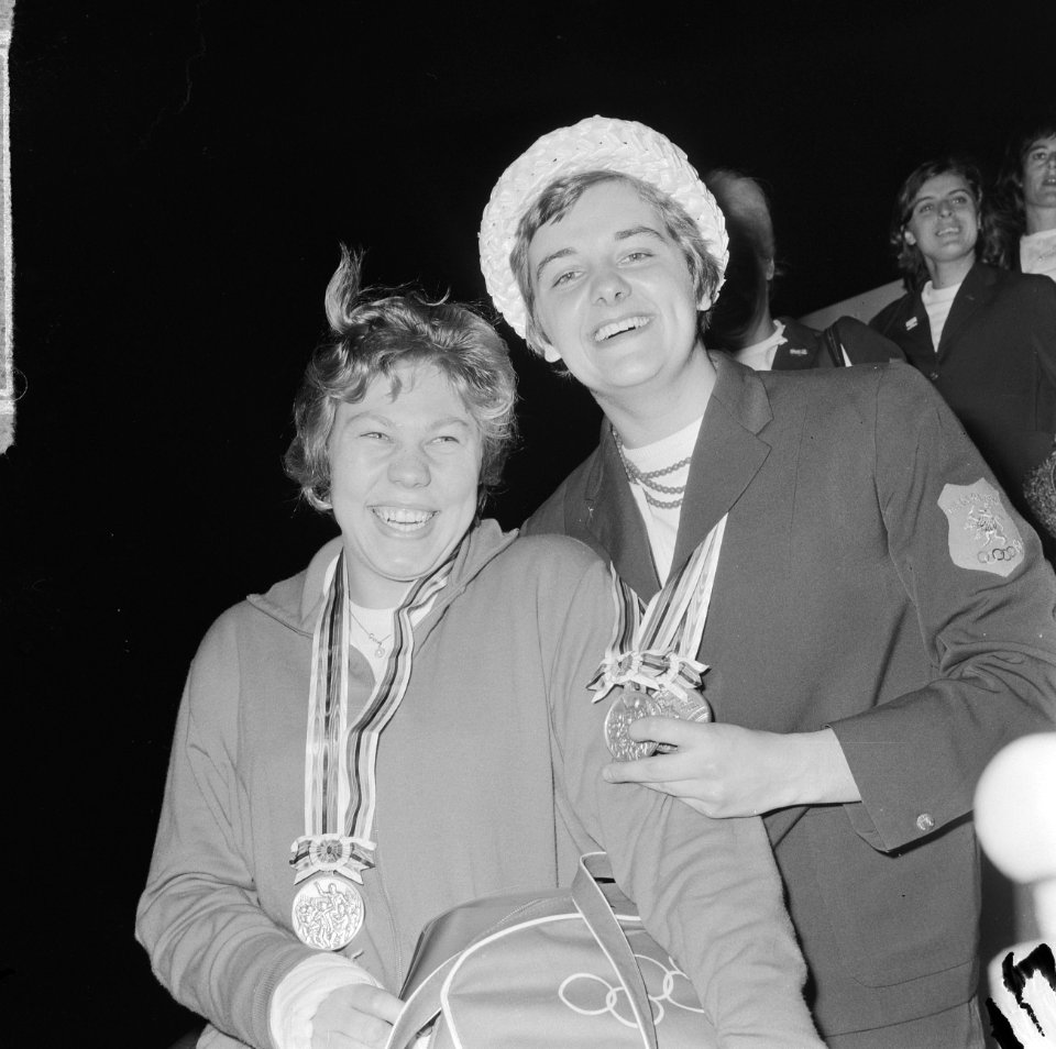 Nederlands Olympische ploeg terug aankomst Schiphol, Erica Terpstra (rechts) en , Bestanddeelnr 917-0526