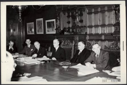 Nederlands kabinet in vergadering bijeen met de Commissie Generaal. Vlnr onbeke, Bestanddeelnr 137-1211