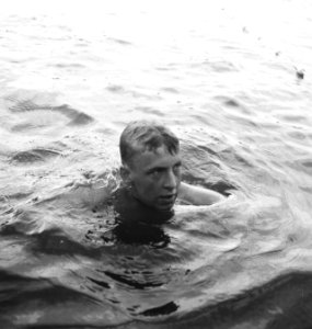 Nederlands Kampioenschappen zwemmen in Breda Johan Bontekoe in het water, Bestanddeelnr 912-7831