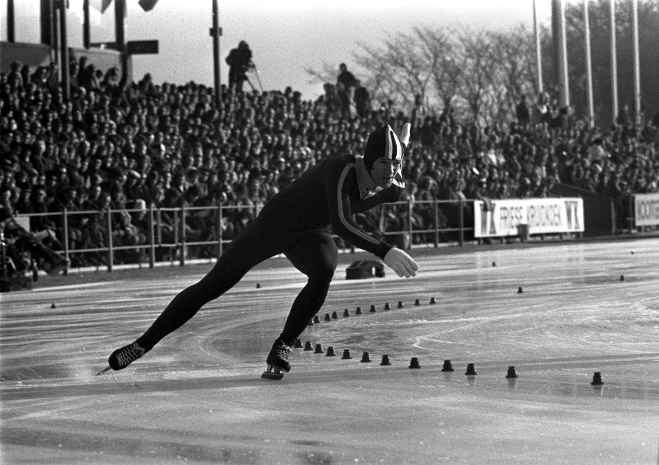 Nederlands kampioenschap schaatsen voor amateurs, Hans van Helden in aktie, Bestanddeelnr 926-1530