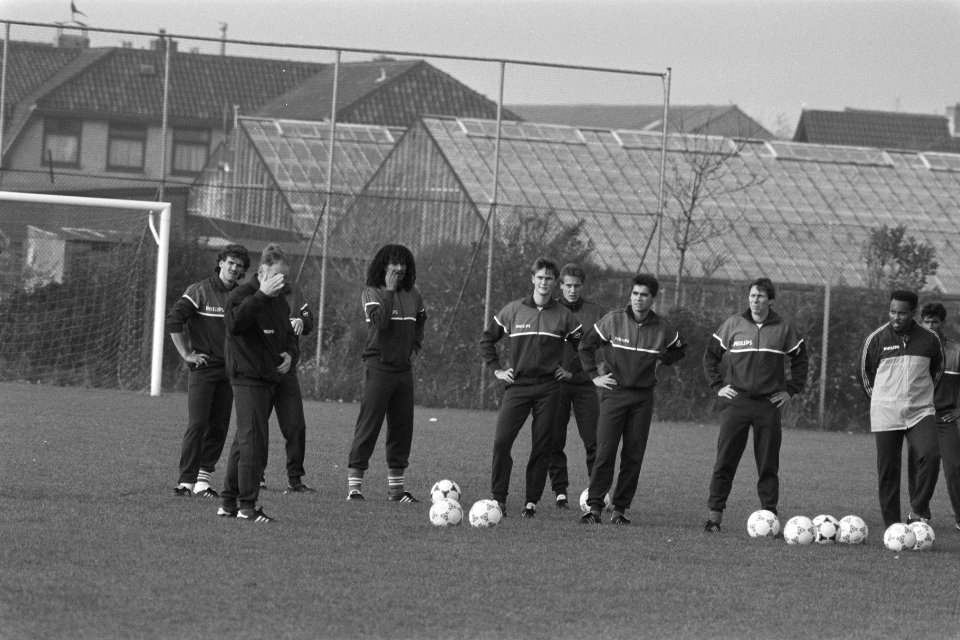 Nederlands elftal in Noordwijk v.l.n.r. luisteren naar Michels Troost, Gullit,, Bestanddeelnr 934-1139