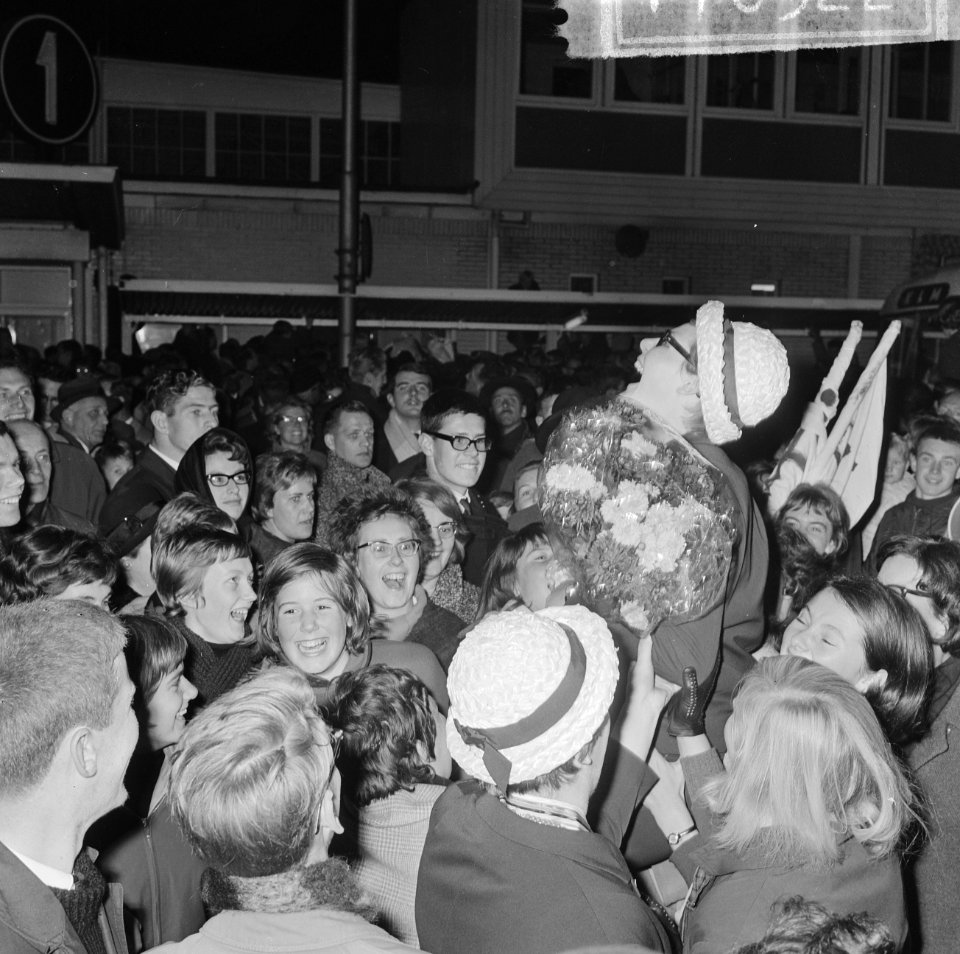 Nederlands Olympische ploeg terug aankomst Schiphol, Ada Kok door supporters op , Bestanddeelnr 917-0522