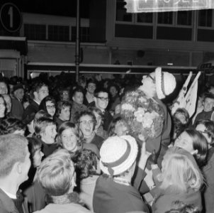 Nederlands Olympische ploeg terug aankomst Schiphol, Ada Kok door supporters op , Bestanddeelnr 917-0522