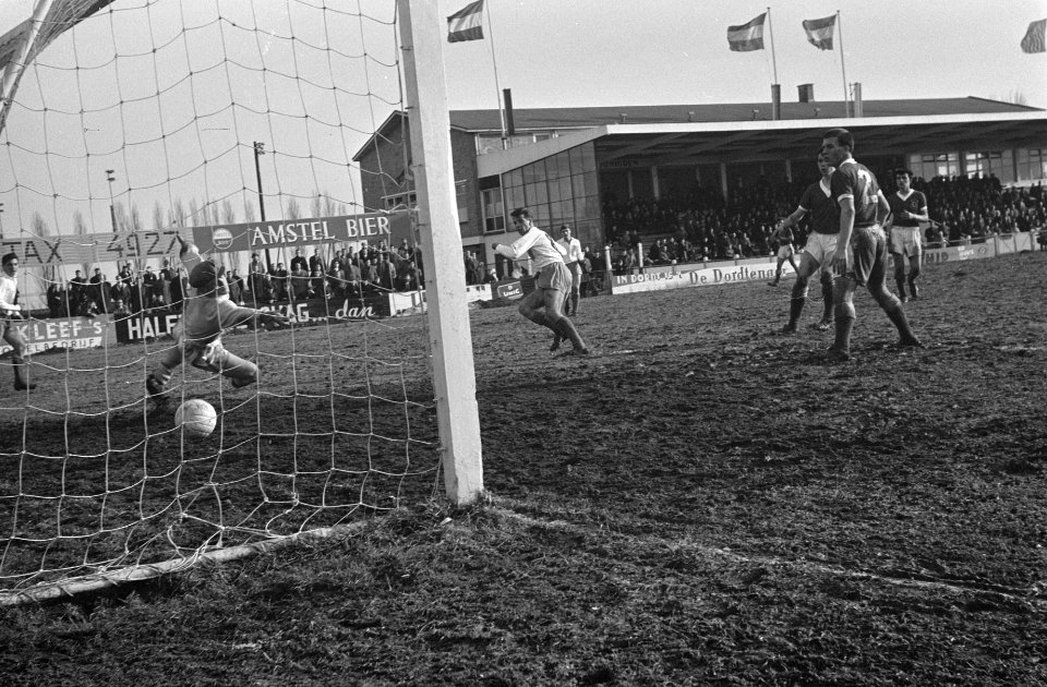 Nederlands Jeugdelftal tegen Wales 11-2. Nieuwenhuijs (Elinkwijk) scoort het zes, Bestanddeelnr 914-9008