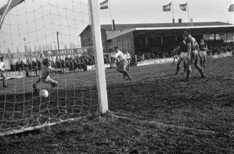 Nederlands Jeugdelftal tegen Wales 11-2. Nieuwenhuijs (Elinkwijk) scoort het zes, Bestanddeelnr 914-9008