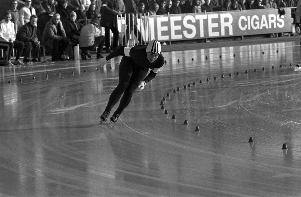 Nederlands kampioenschap schaatsen dames, nummer 5 Elly van der Bron , nummer 6 , Bestanddeelnr 926-1541