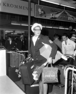 Nederlands Olympische ploeg terug aankomst Schiphol, Ada Kok bepakt op Schiphol, Bestanddeelnr 917-0506