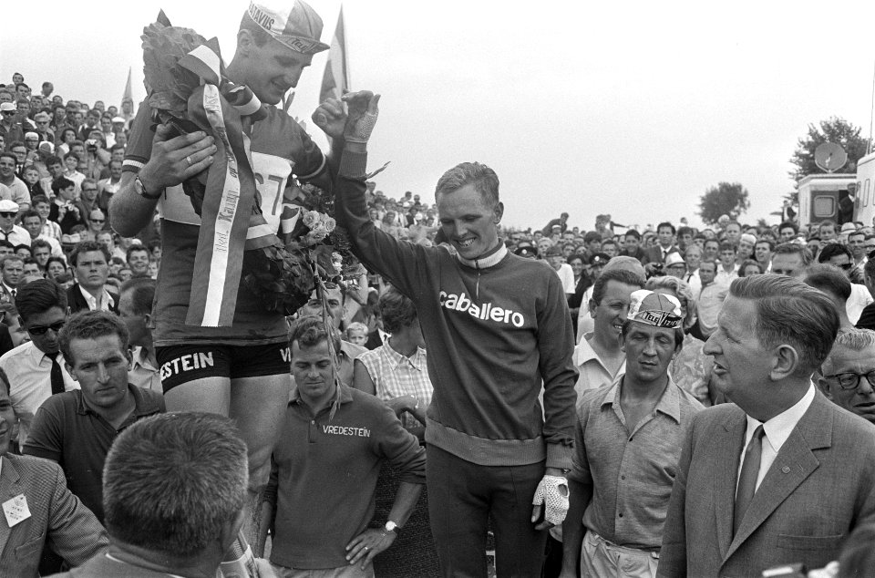 Nederlands Kampioenschappen Wielrennen op de weg voor pro te Beek. Huldiging van, Bestanddeelnr 920-5542