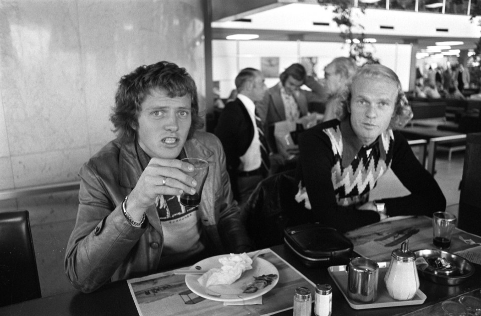 Nederlands elftal naar Finland vertrokken Haan (l) en Geels (r) voor het vertre, Bestanddeelnr 927-4695