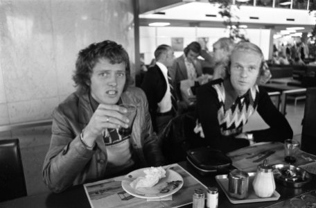 Nederlands elftal naar Finland vertrokken Haan (l) en Geels (r) voor het vertre, Bestanddeelnr 927-4695