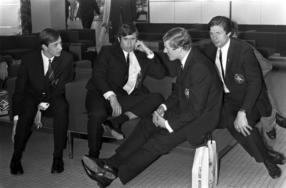 Nederlands elftal naar Polen op Schiphol. Cruijff, Swart, Jansen en Suurbier, Bestanddeelnr 921-3063
