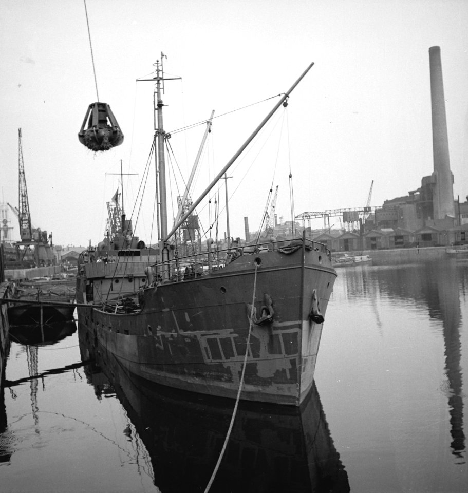 Nederlands kustvaarder op de Theems. In de haven, Bestanddeelnr 935-2805