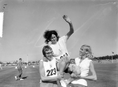Nederlandse atletiek Beverwijk, Lia Huiten links H Gankema en rechts M van Sta, Bestanddeelnr 916-7961