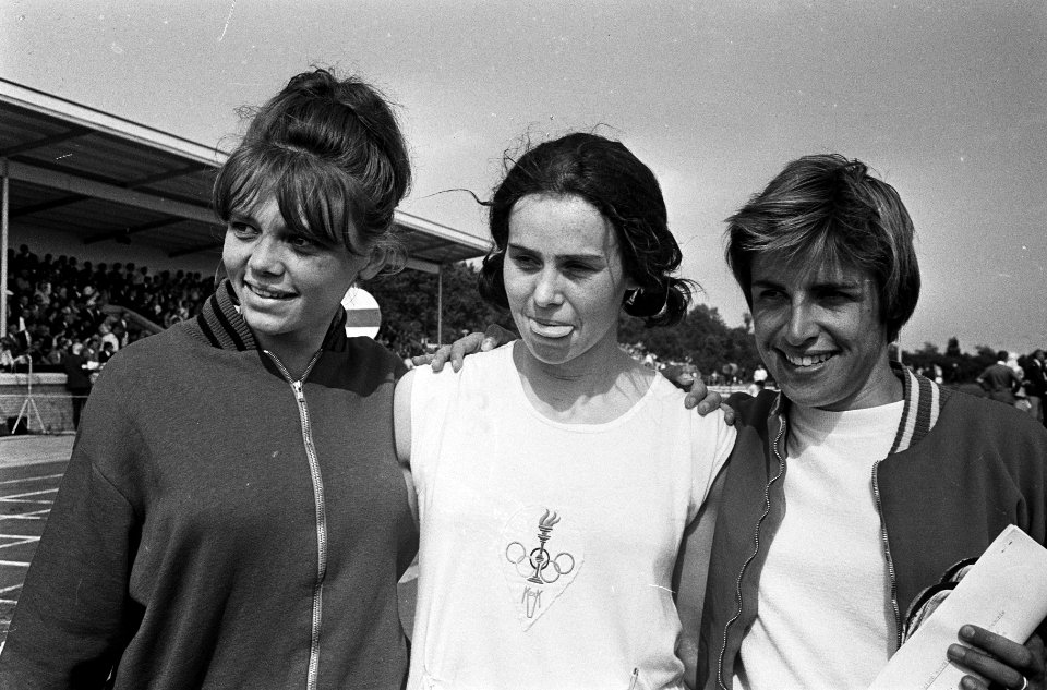 Nederlandse atletiekkampioenschappen, v.l.n.r. Hilda Slaman , Lia Hinten en Ilja, Bestanddeelnr 918-0796