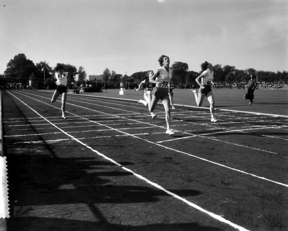 Nederlandse atletiek Beverwijk, actie 100 meter Joke Bijleveld voorop, Bestanddeelnr 916-7977