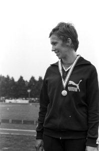 Nederlandse Atletiekkampioenschappen, nummer 23 Bert de Jager met medaille, numm, Bestanddeelnr 926-5547