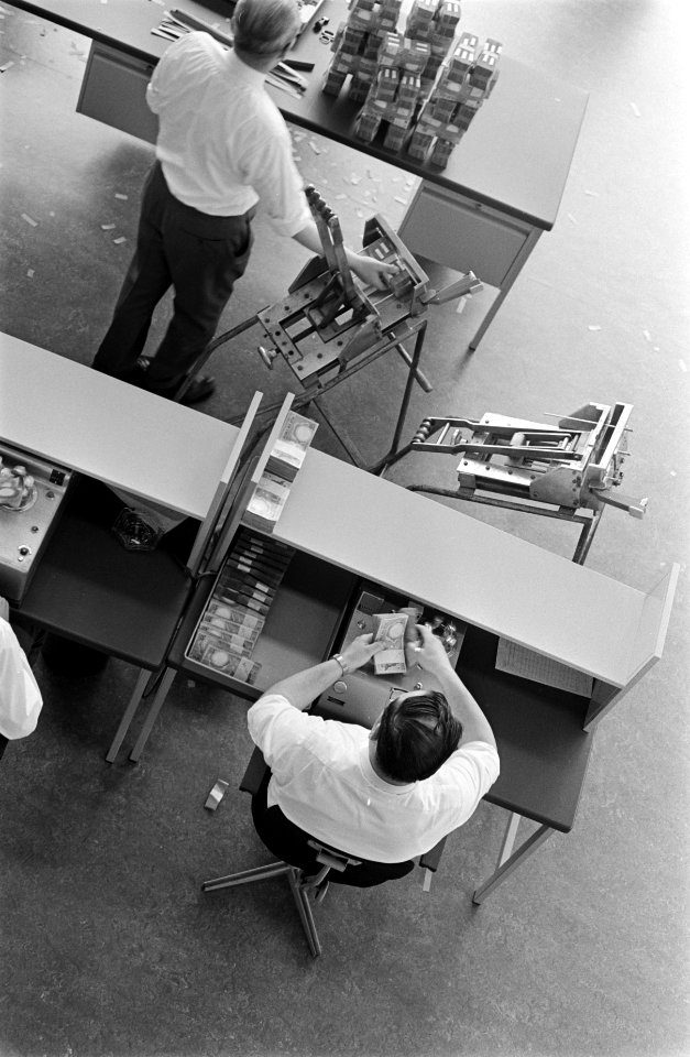 Nederlandse Bank, direkteur bank professor J. Zijlstra . Interieur Nederlandse B, Bestanddeelnr 921-3229