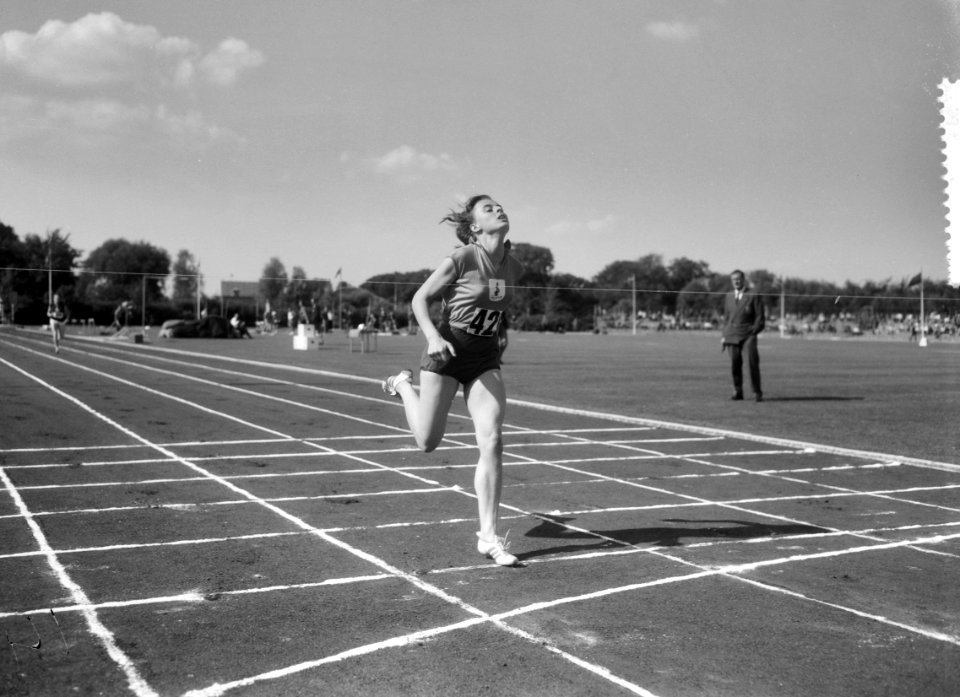 Nederlandse atletiek Beverwijk, Joke Bijleveld (actie) 100 meter, Bestanddeelnr 916-7972