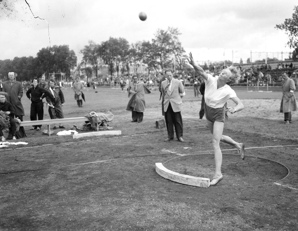 Nederlandse Atletiekkampioenschappen te Rotterdam. Fanny Blankers-Koen aan het k, Bestanddeelnr 907-2673